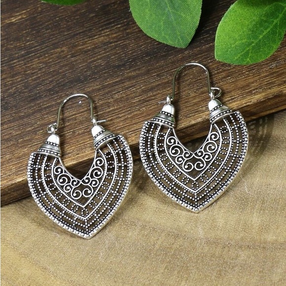 Jewelry - 5/$15 🩷 MUST BUNDLE Intricate Silver-Tone Filigree Heart Hoop Earrings